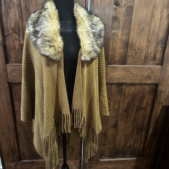 Song N Spirit Shawl With Removable Faux Collar One Size Fits All - Picture 1 of 6
